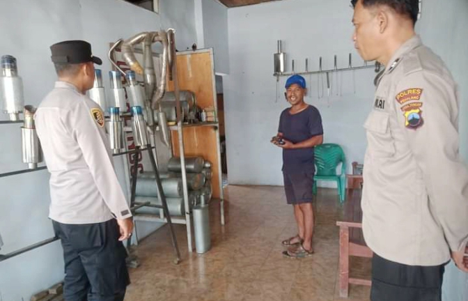 Polsek Petarukan Polres Pemalang Datangi Toko dan Bengkel Sepeda Motor