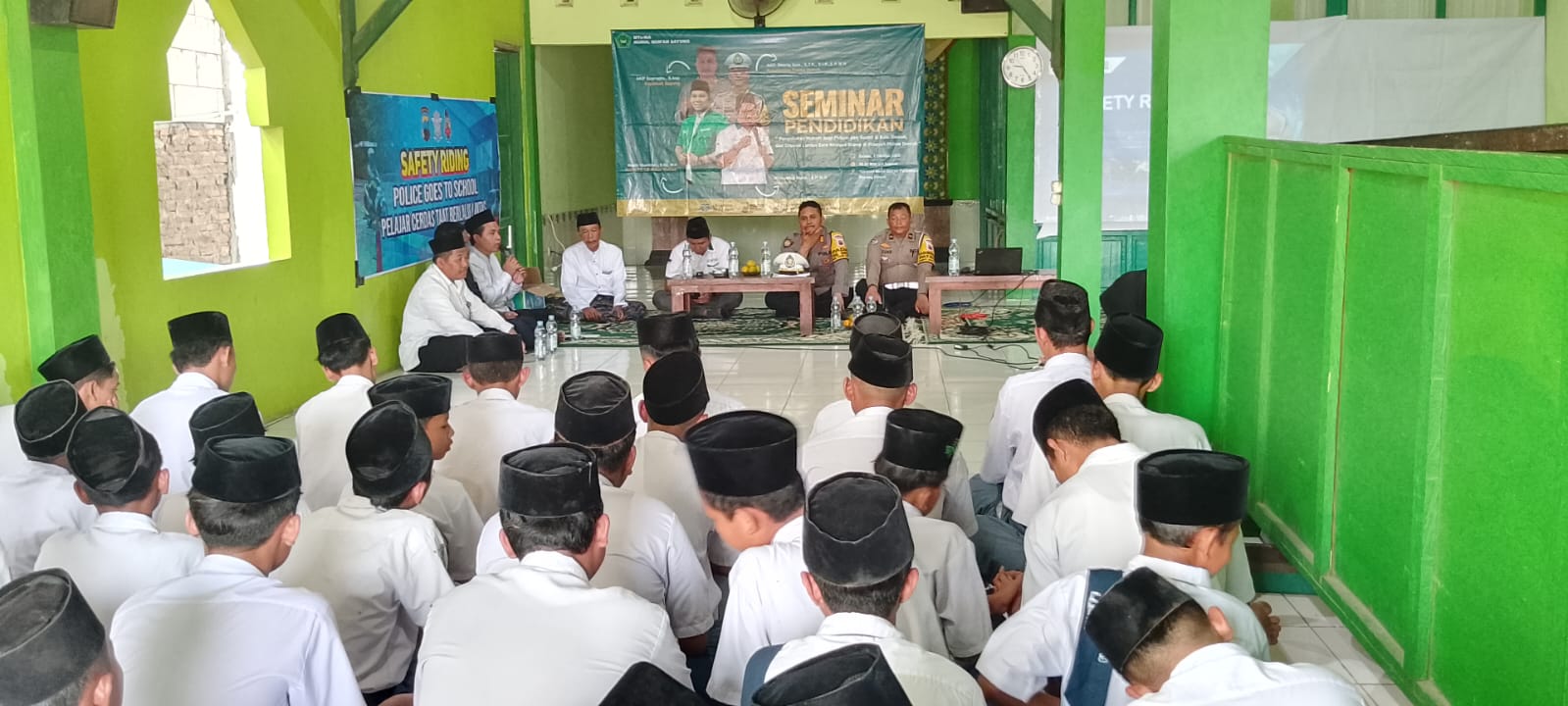 Penanaman Karakter Positif dan Pemahaman Hukum Cegah Pelajar dan Santri Salah Arah