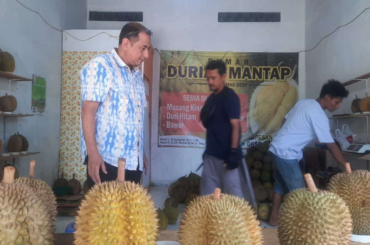 Kios Durian Diserbu Pecinta Raja Buah