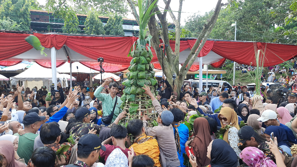 Sego Kethek Diperebutkan Warga dalam Tradisi Sesaji Rewanda di Semarang 