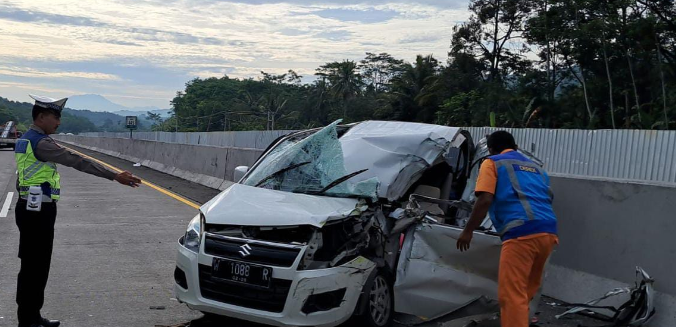 Over Speed Saat Menyalip di Tol Ungaran, Suzuki Karimun Tabrak Truk Satu Orang Tewas 