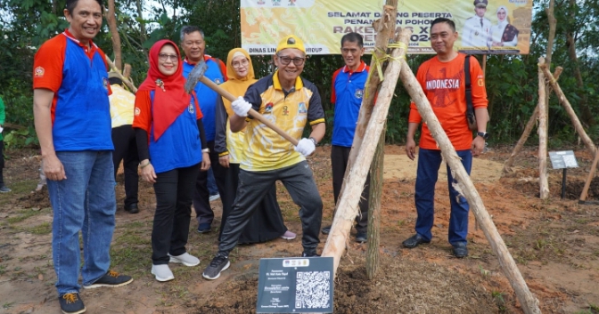 Pj Wali Kota Tegal dan  Istri Tanam Pohon