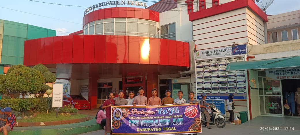 SMP IT Luqman Al Hakim Kabupaten Tegal Berbagi Takjil 