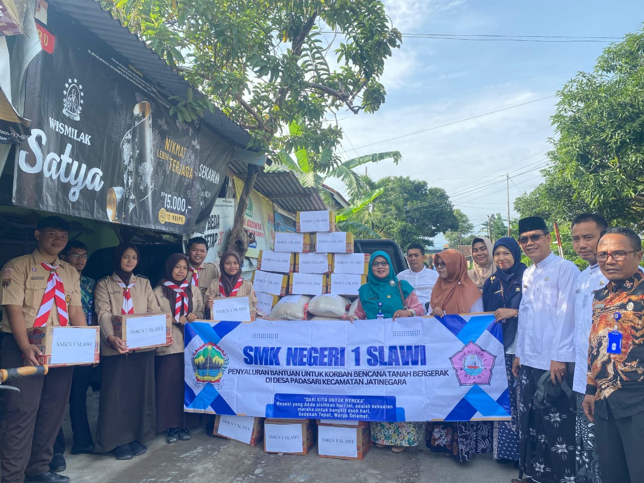 Giliran SMKN 1 Slawi Salurkan Bantuan Logistik Tanah Bergerak Padasari