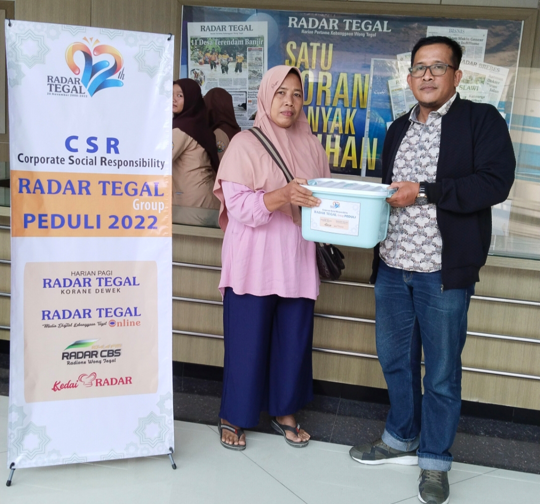 Salurkan CSR, Radar Tegal Group Bagikan 100 Paket Sembako Gratis 