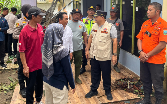 Tinjau Korban Bencana Angin Puting Beliung, Bupati Semarang Serahkan Bantuan  