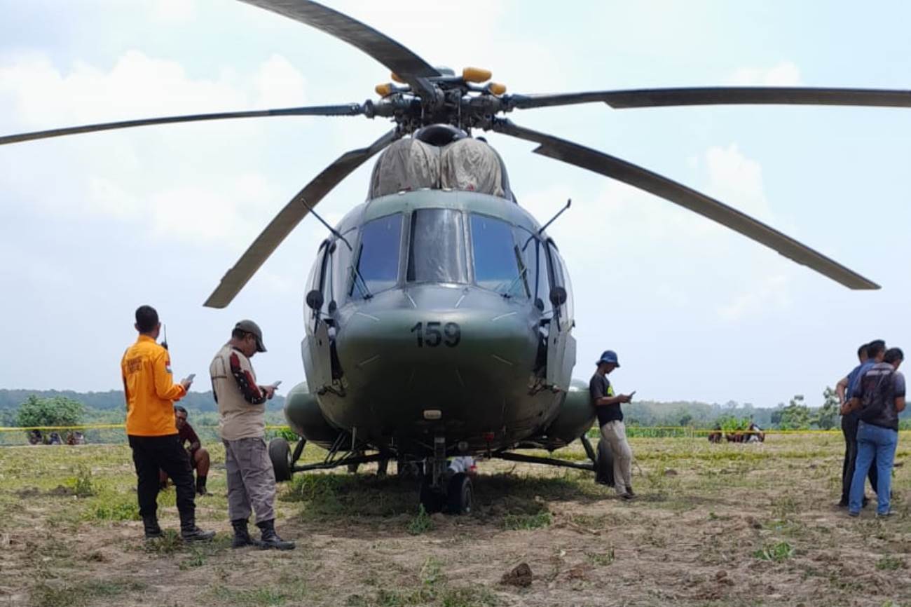 Diduga Alami Kerusakan Mesin, Helikopter TNI AD Mi 17 Mendarat Darurat di Area Persawahan Warga Randublatung