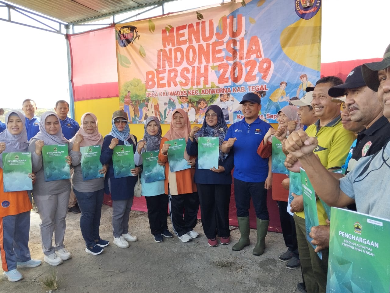 Bupati Tegal Serahkan Penghargaan Sekolah Adiwiyata Provinsi Jawa Tengah