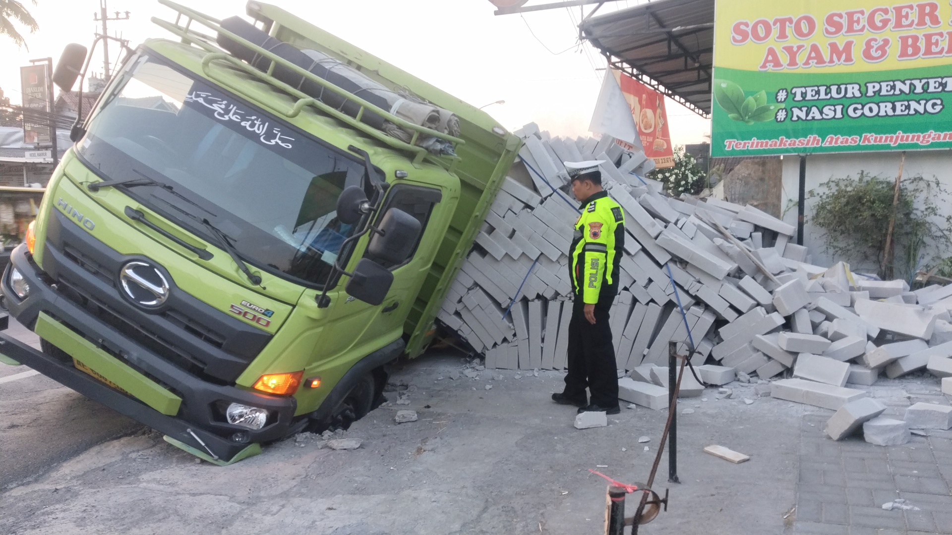 Truk Tronton Muatan Bata Hebel Seberat 30 Ton Terperosok di Gorong-gorong di Tengaran Semarang