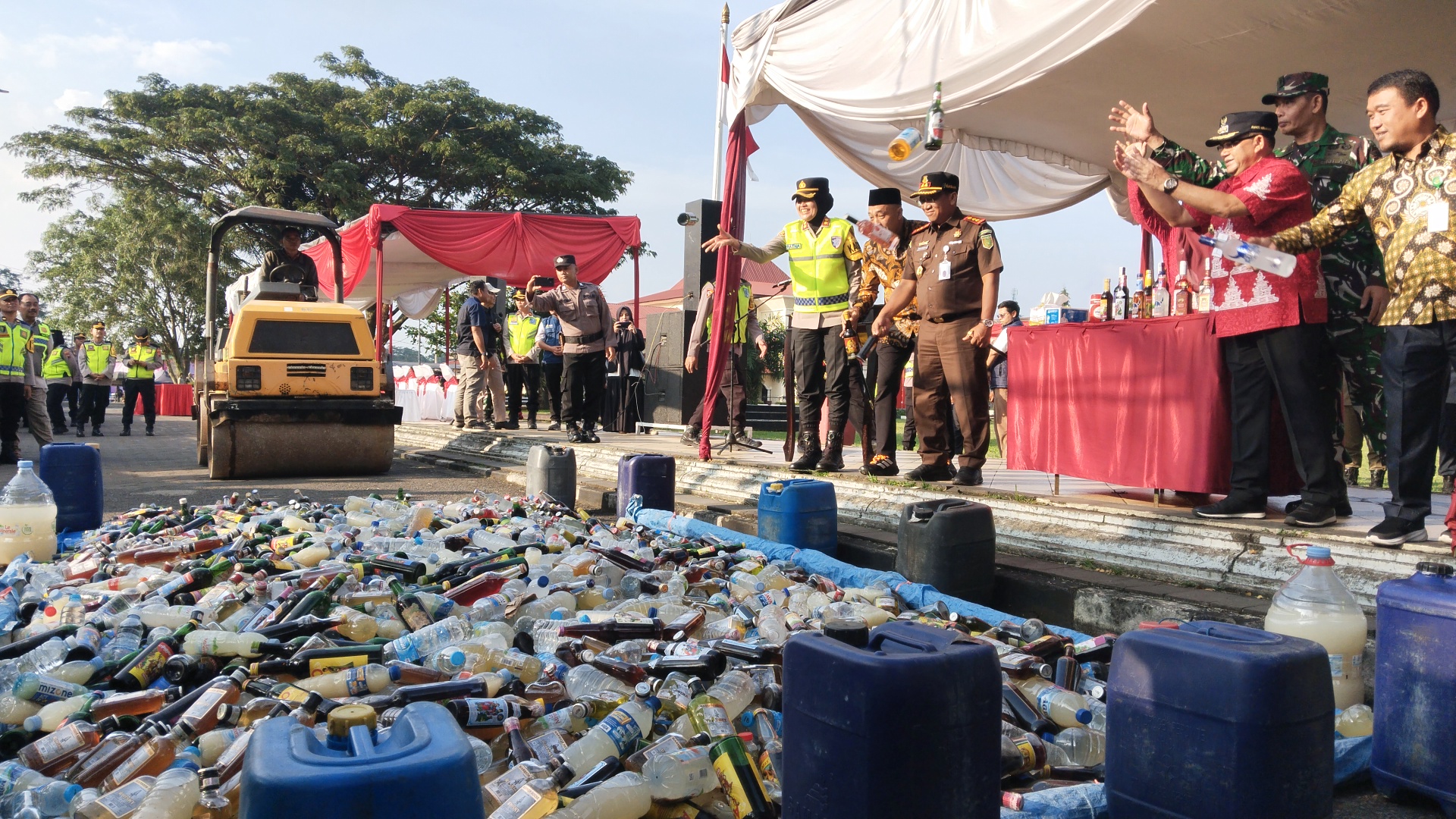 Polres Semarang Musnahkan 2.414 Botol Miras, 330 Liter Diantaranya Jenis Tuak   