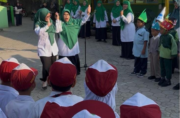 Guru Tampil Bak Model, MATAMUDA MI Nurul Islam Kawedusan Hadirkan Hari Pertama Sekolah yang Berkesan