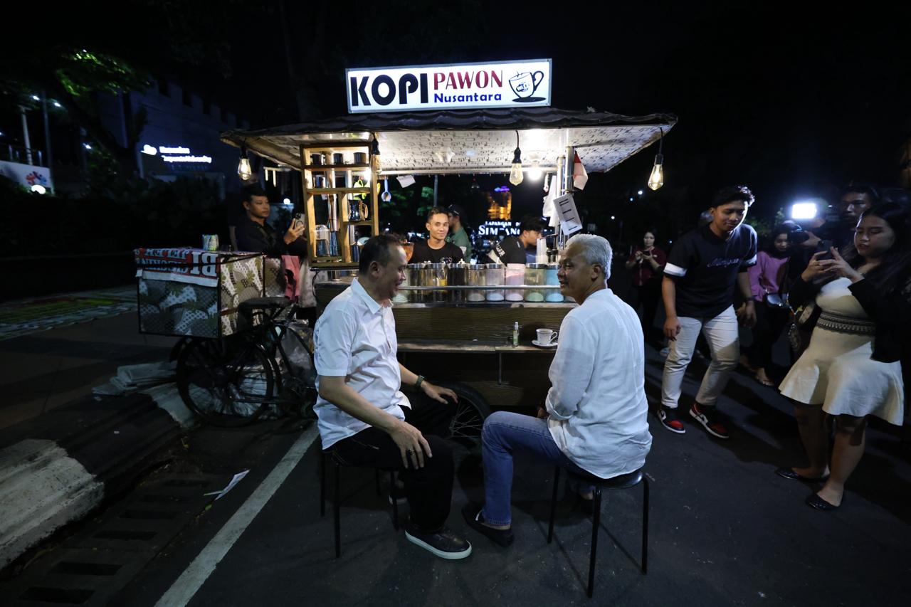 Masa Tenang, Ganjar Ngopi Santai dengan Cak Lontong di Warung Kaki Lima Semarang