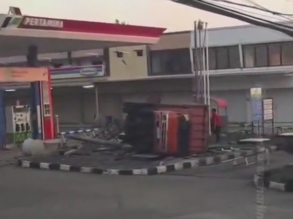 Truk Tabrak SPBU Silayur Semarang, Area Bongkar Pertamina Ditutup Sementara