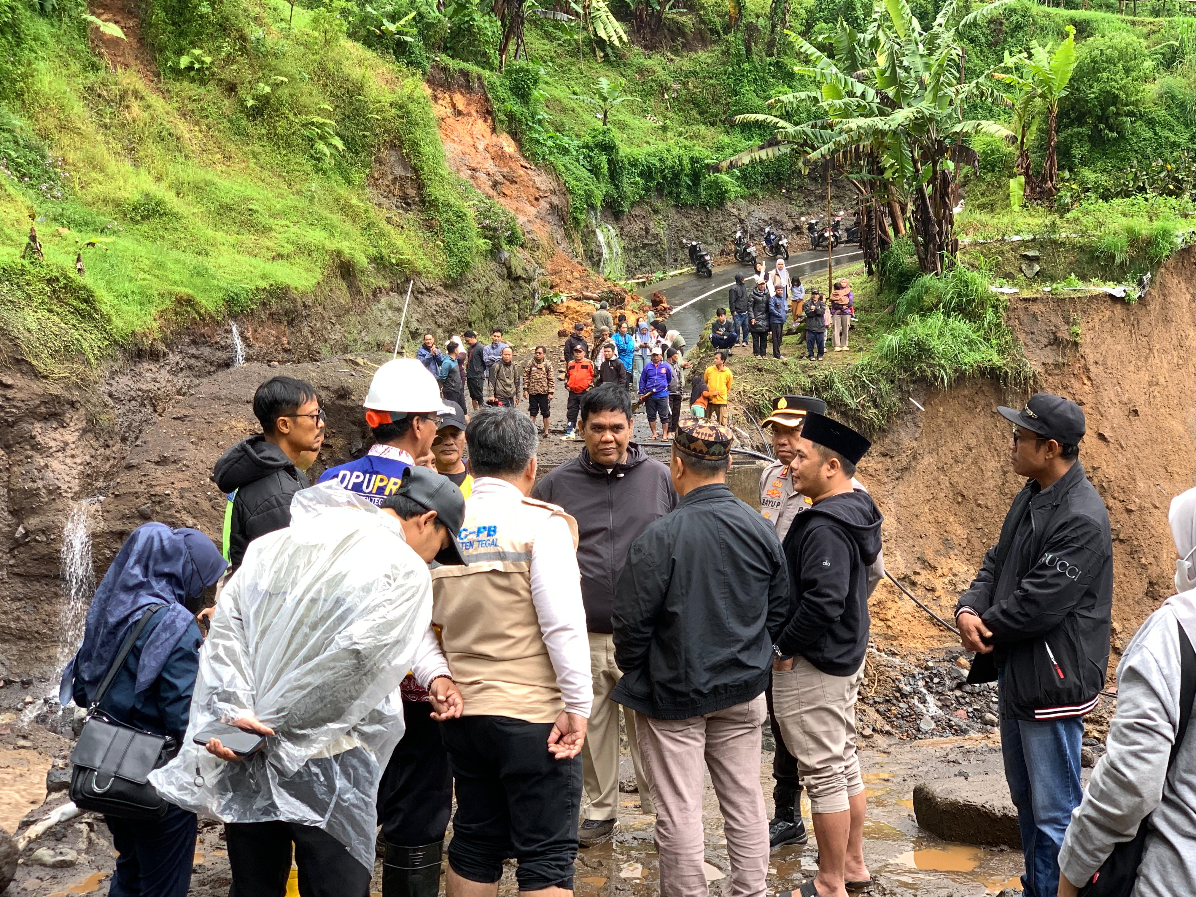 Jembatan Putus, Guci Lumpuh! Pemkab Tegal Bangun Bailey, Pancuran 13 Ditutup
