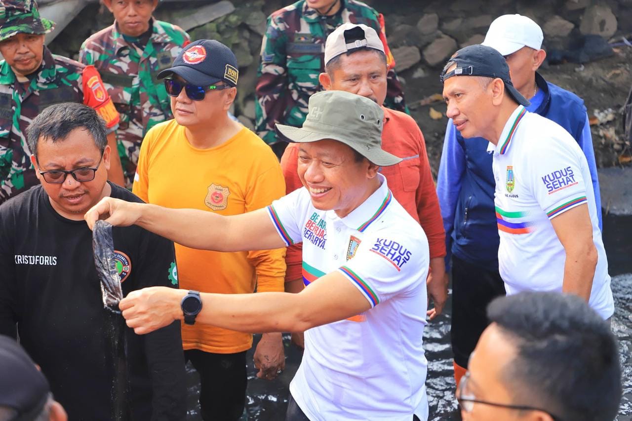 Masuk Gorong-gorong Mirip Jokowi, Bupati Kudus Samani Pimpin Aksi Bersihkan Kali 