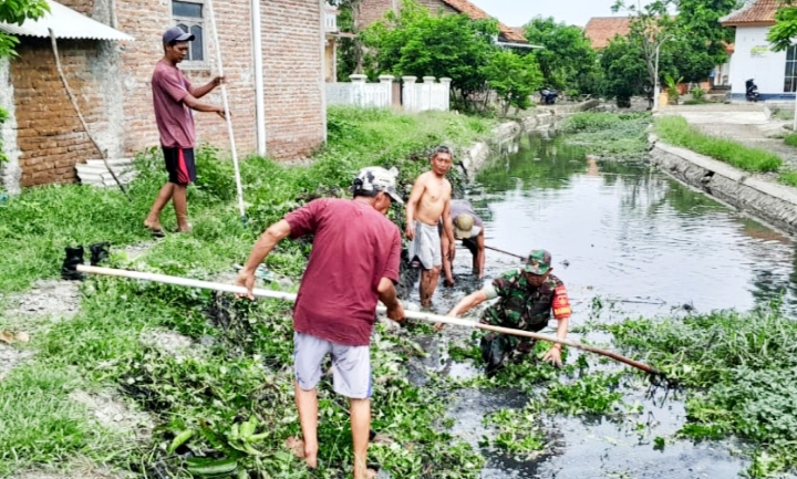 Cegah Banjir,   Warga Bojongnangka Kabupaten Pemalang Bersama Babinsa Bersihkan Saluran Air 