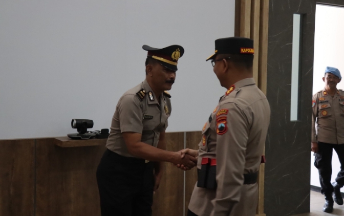 Kapolres Tegal Berikan Kenaikan Pangkat Pengabdian kepada Anggotanya 