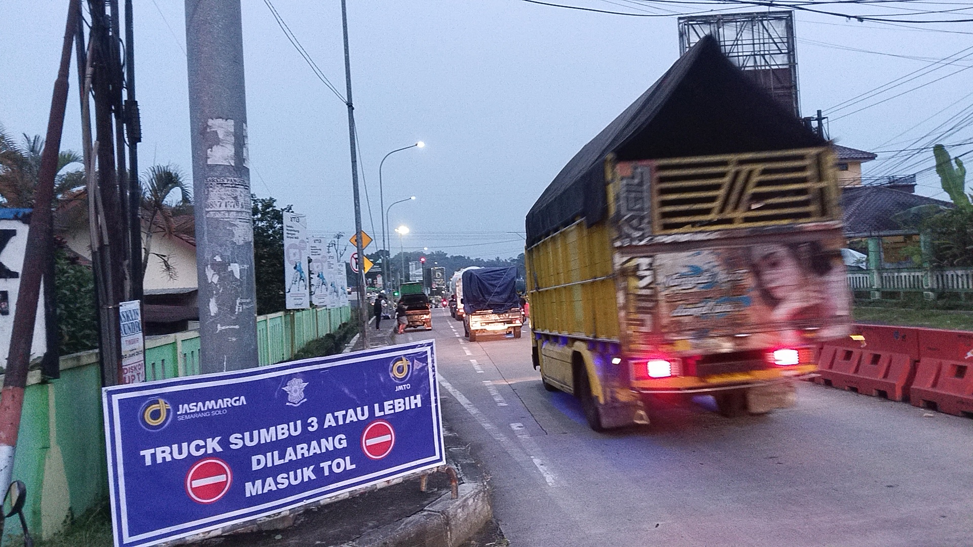 Jelang Operasi Lilin Candi 2025, Jasamarga Semarang-Solo Pasang Larangan Truck Sumbu 3 Masuk Tol