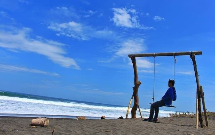 4 Rekomendasi Wisata Pantai di Jawa Tengah