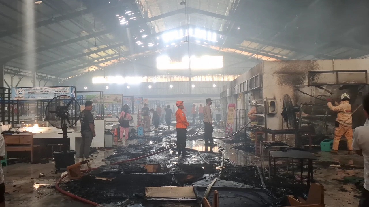 Ramai Pengunjung: Pasar Modern BSB Semarang Terbakar, Diduga Kebocoran Gas