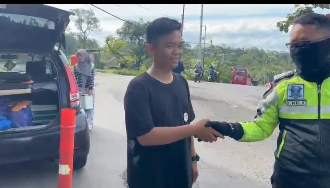 Pelayanan Humanis Polri, Pemudik Terbantu Saat Kendaraan Mengalami Kendala di Rest Area