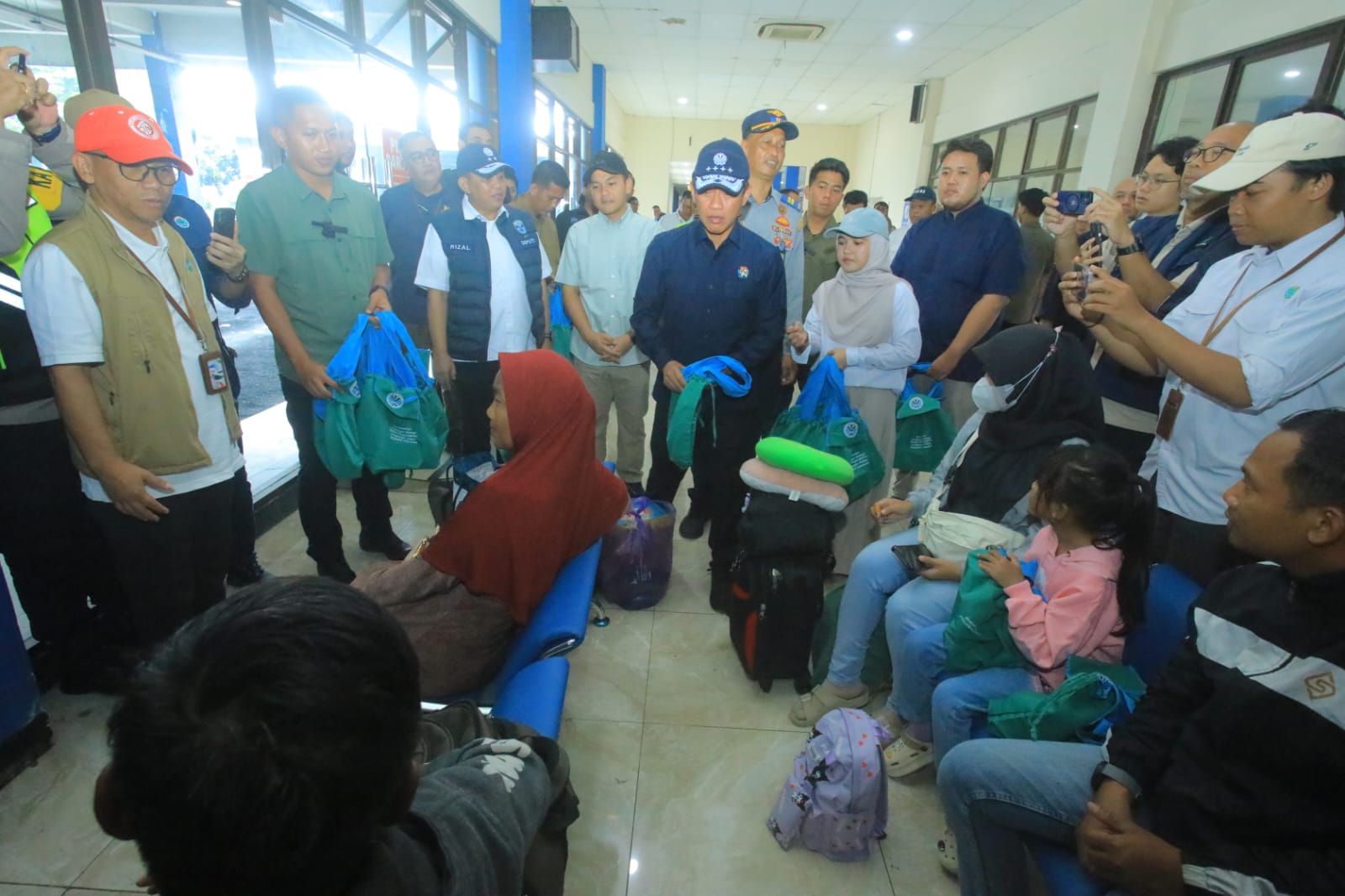 Jadi Korban Penipuan Tiket, Pemudik Asal NTB Terlantar di Terminal Tirtonadi Solo