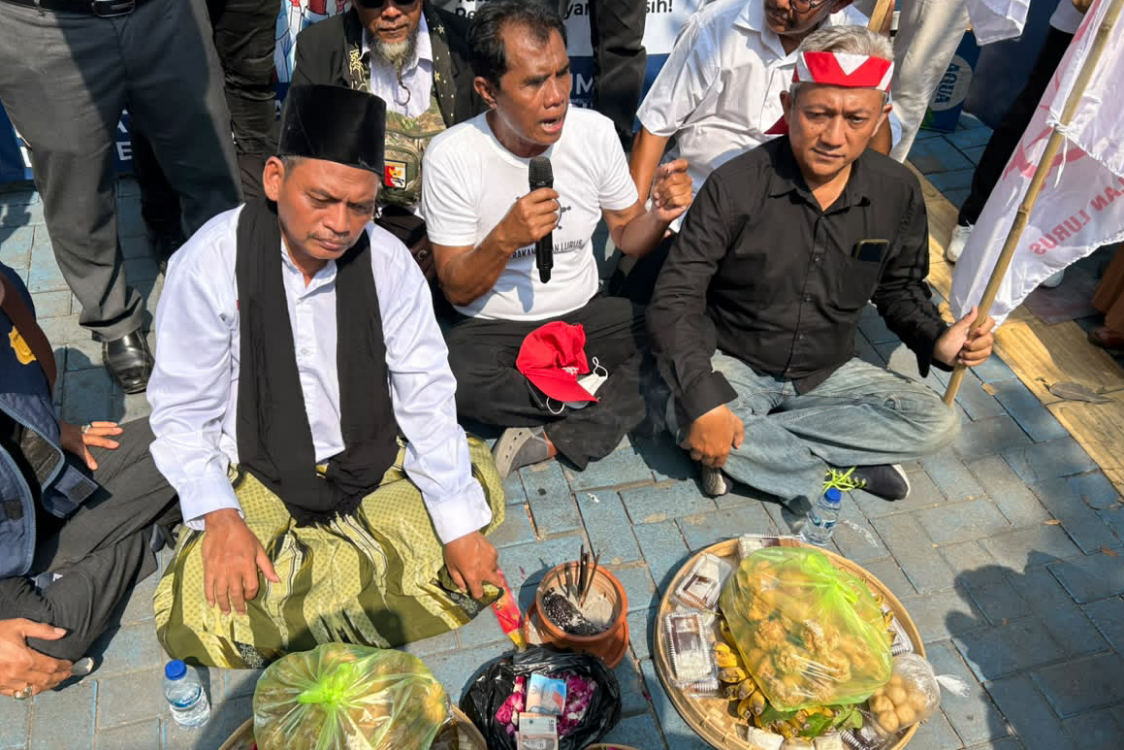 GJL Geruduk Kanwil BPN Jateng, Bawa Sesaji dan Soroti Dugaan Pungli