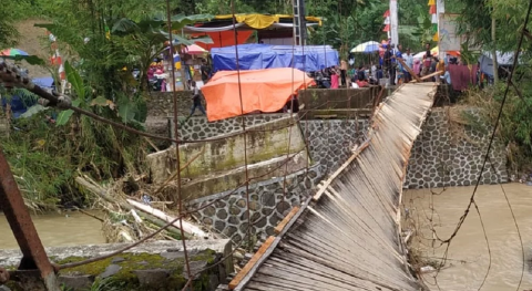 Diterjang Banjir, Jembatan Gantung di Banyumas Putus, Tiga Warga Jadi Korban