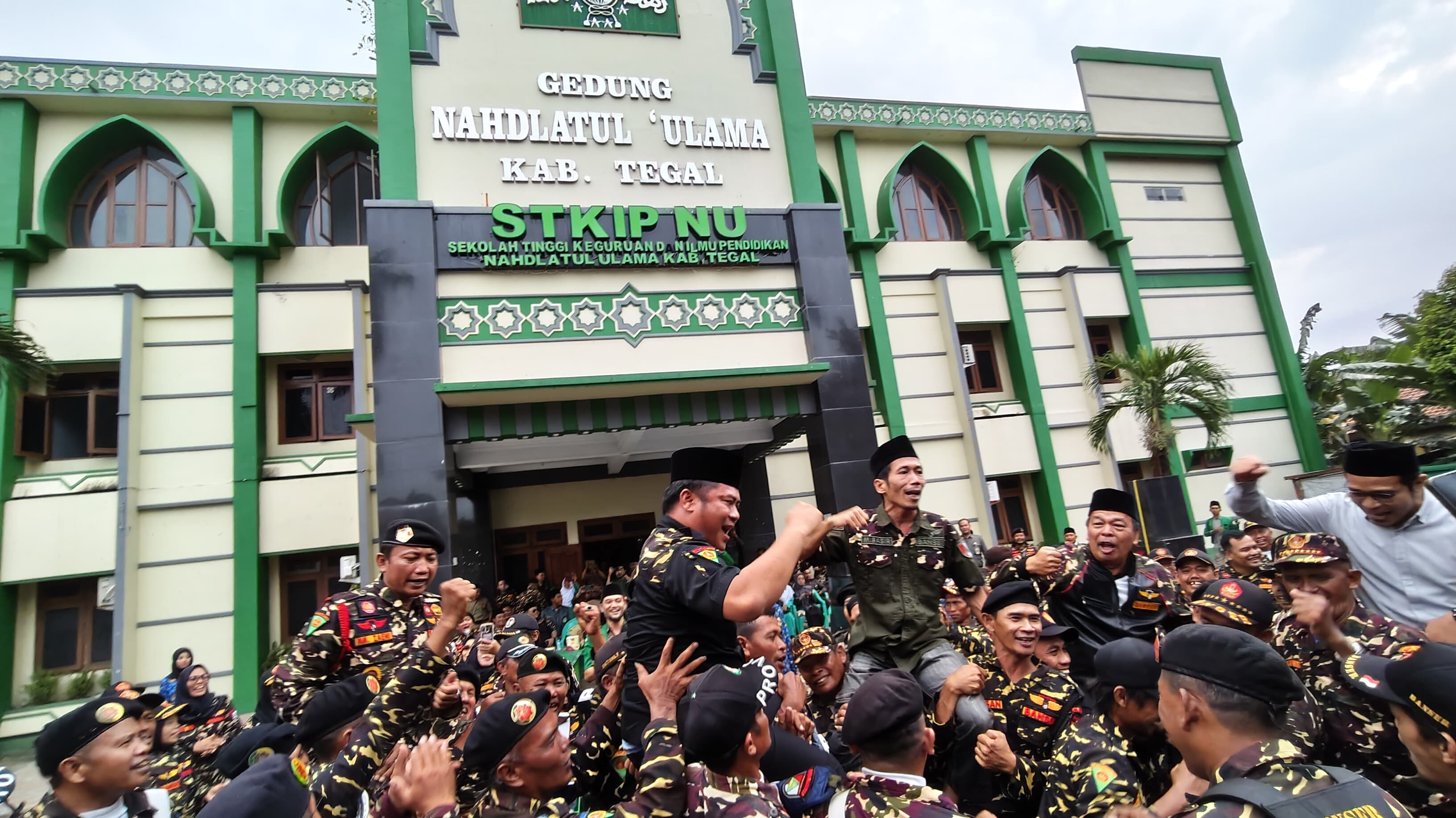 Ribuan Banser Kabupaten Tegal Tegaskan Siaga Bela Kiai dan Boikot Trans7 ‎