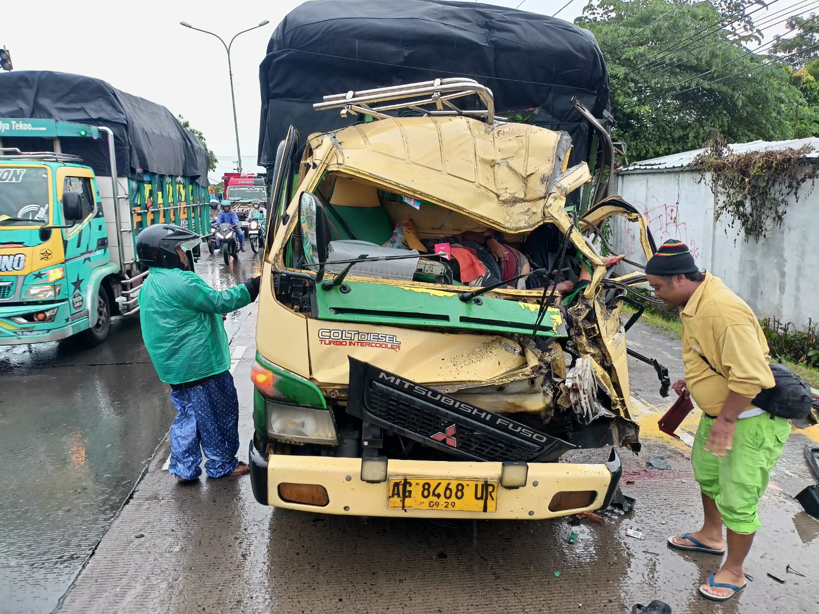 Seruduk Tronton di Pantura Tegal, Kaki Kenek Truk Patah