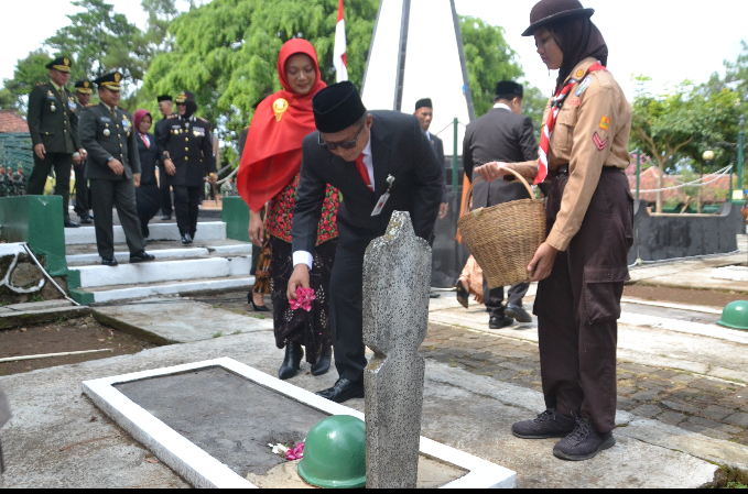 Forkopimda Tabur Bunga di Taman Makam Pahlawan Dharma Salatiga