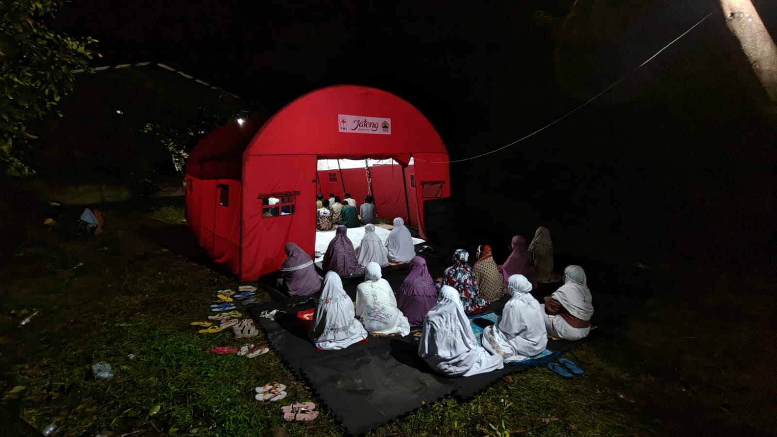 Warga Padasari Tegal Jalani Ibadah Ramadan di Tenda Darurat Pengungsian 