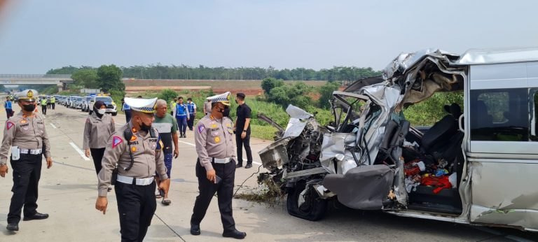 7 Orang Tewas Kecelakaan Maut di  Tol Batang-Semarang, Toyota Hiace Seruduk Truk Trailer 