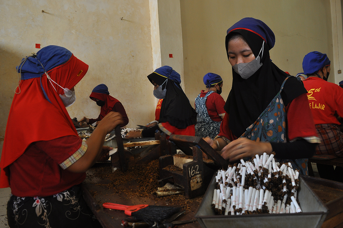 Turun Empat Generasi, Praoe Lajar Konsisten Produksi Rokok Legal dan Murah