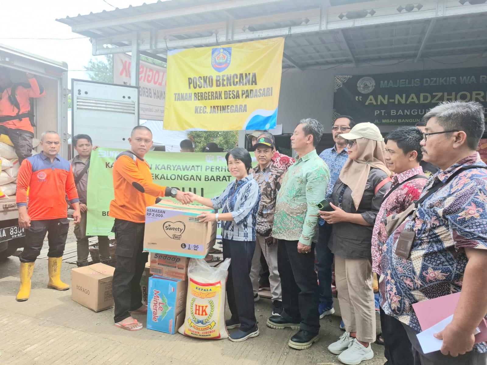 Giliran Perhutani KPH Pekalongan Barat Berikan Bantuan Sembako Korban Tanah Bergerak Padasari  