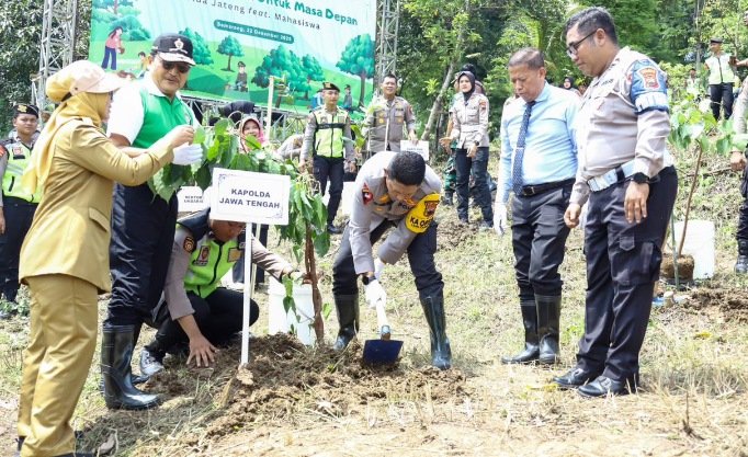 Tanam 11 Ribu Bibit Pohon di Ungaran, Ini Pesan Khusus Kapolda Jateng untuk Kapolres dan Generasi Muda