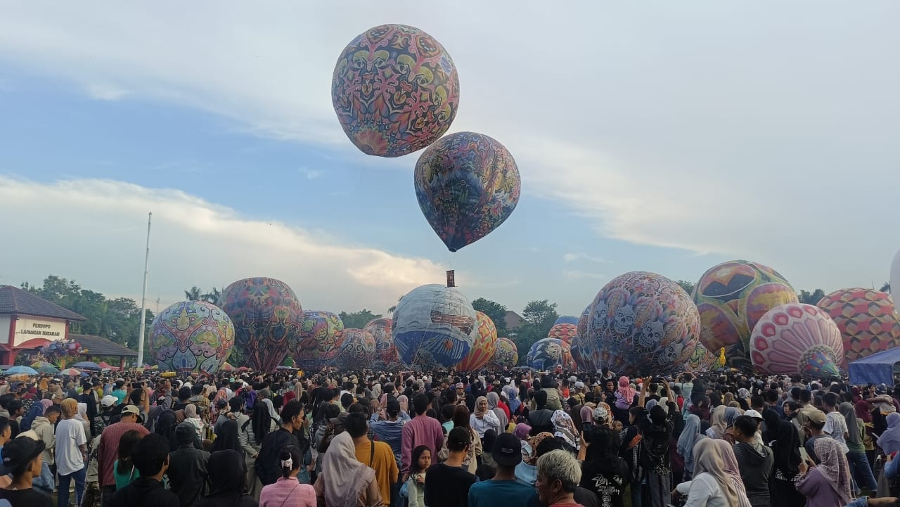 Batik, Kapal, hingga Dragon Ball Warnai Langit di Festival Balon Pekalongan 2025