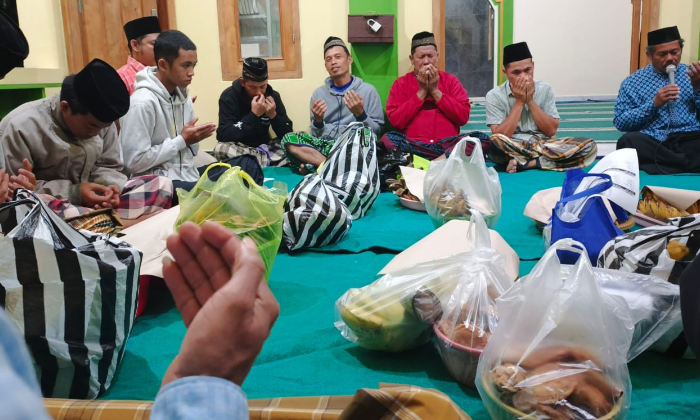 Tradisi Punggahan, Karifan Lokal Masyarakat Gamol Salatiga : Kue Apem sebagai Simbol Permohonan Maaf  