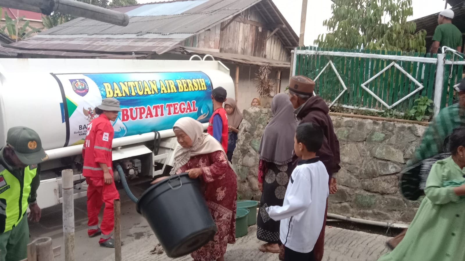 Dipasok 6000 Liter Air, Warga Kedungwungu Kabupaten Tegal Senyum Bahagia