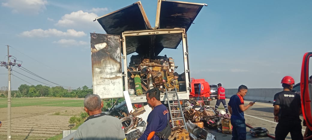 Truk Ekspedisi Pengangkut Paket Terbakar di Tol Pejagan-Pemalang