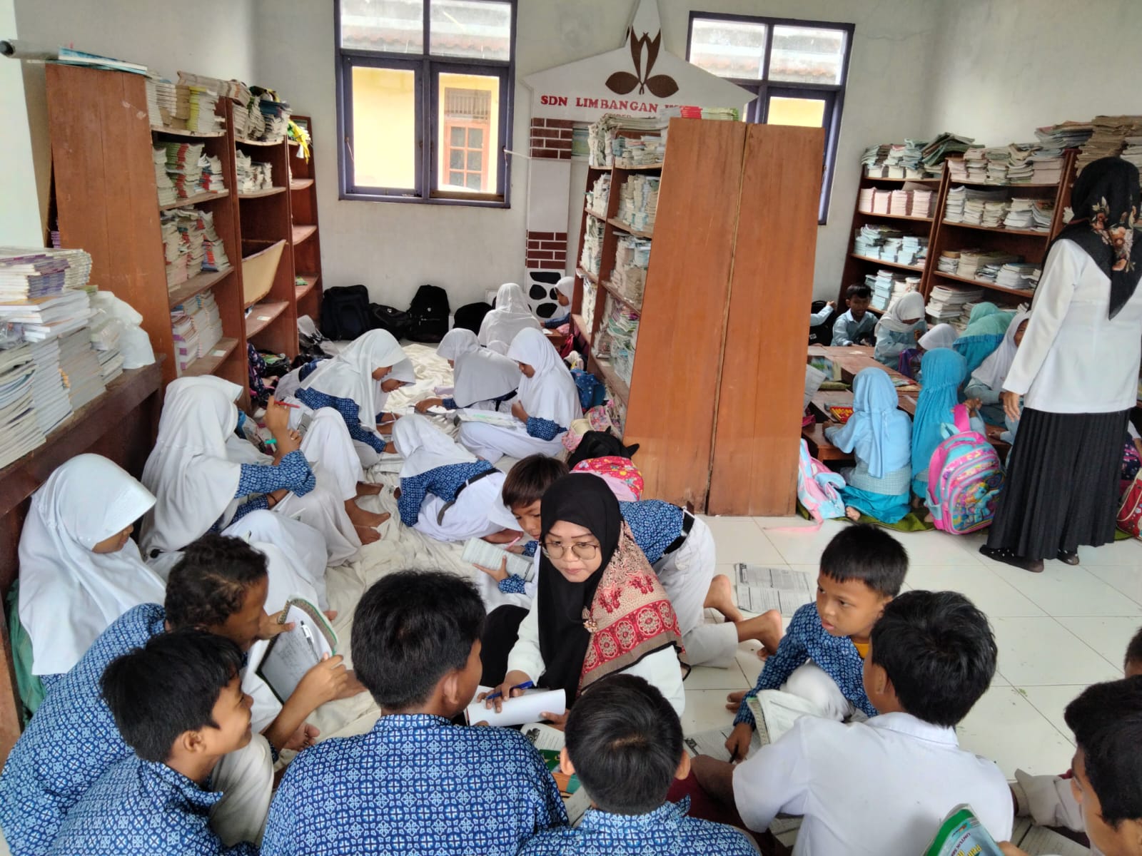 Kelas Terendam, Siswa di Limbangan Kulon Terpaksa Belajar di Perpustakaan