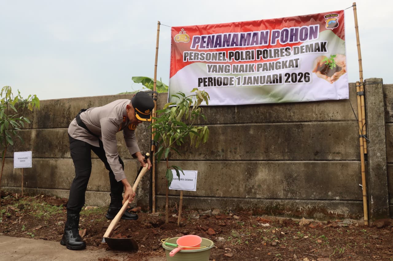 Rayakan Naik Pangkat, 98 Personel Polres Demak Tanam Ribuan Bibit Pohon