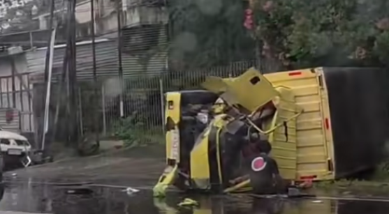 Hilang Kendali, Truk Box Hantam Dua Mobil di Bergas, Korban Bergelimpangan di Jalan