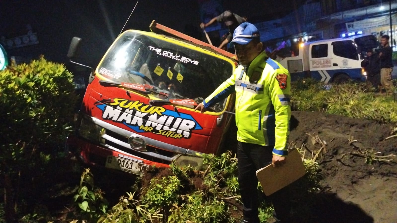 Diduga Sopir Mengantuk, Dump Truck Tabrak Bundaran Andhang Pangrenan Purwokerto