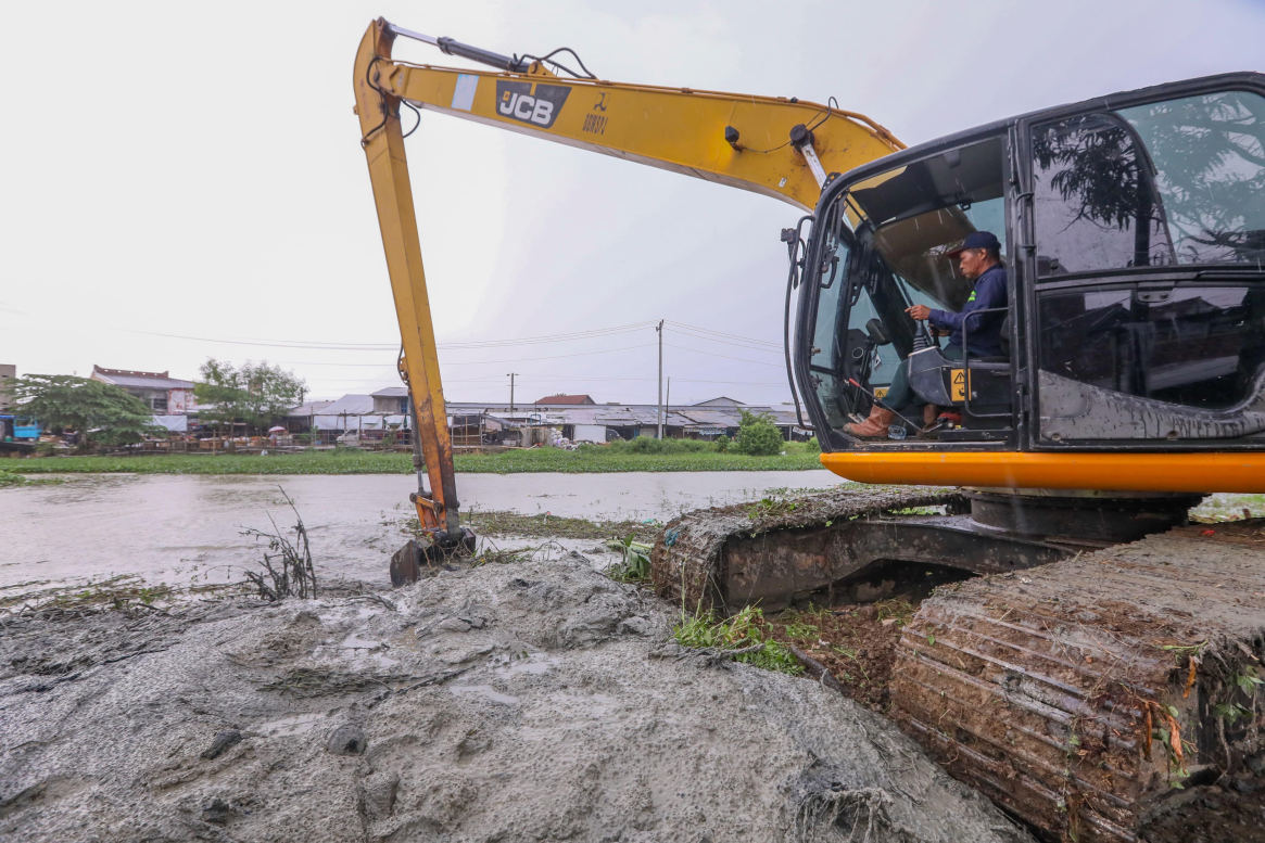 Percepat Aliran Drainase, 5 Ekskavator Keruk Sedimentasi Sungai Dombo Sayung