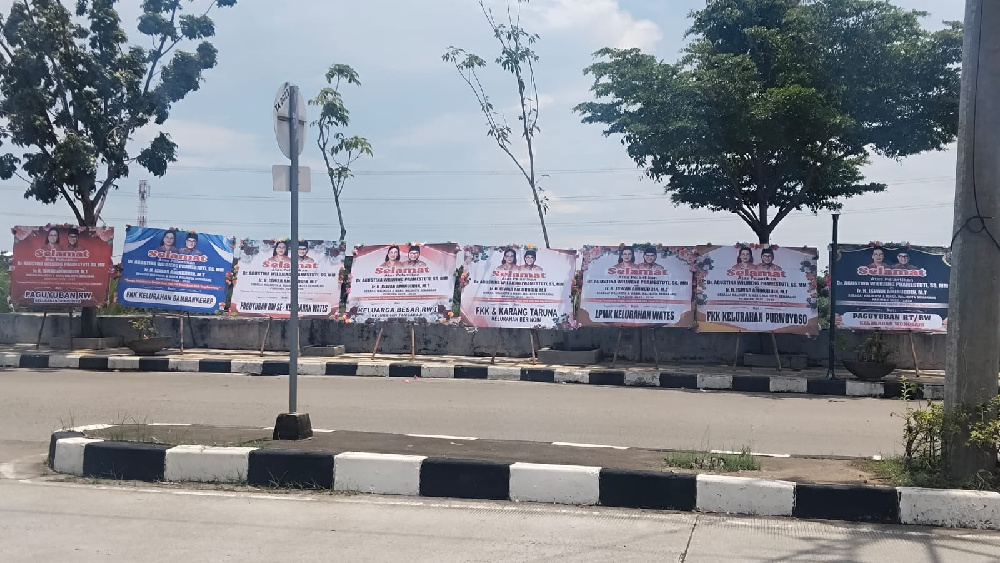 Jelang Pelantikan Wali Kota, Karangan Bunga Ucapan Terpampang Sepanjang Jalan Madukoro Kota Semarang