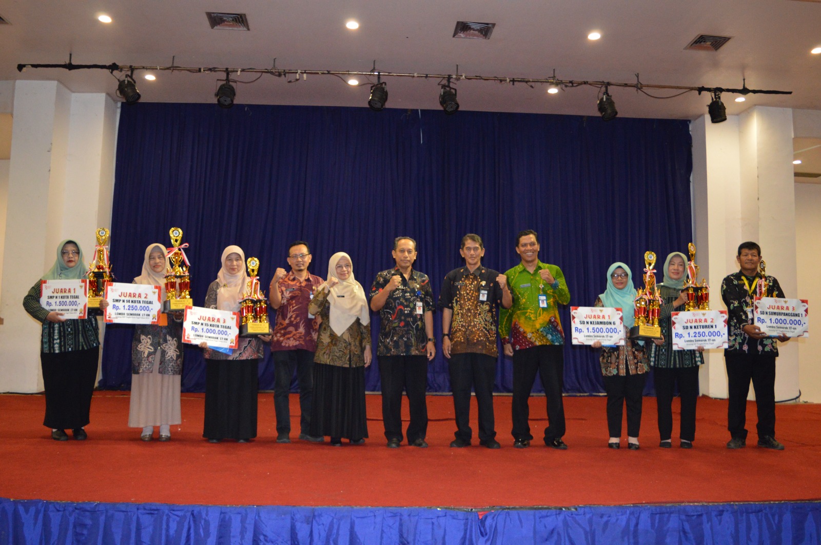 Disdikbud Kota Tegal Serahkan Hadiah Lomba Kepala Sekolah dan Guru Berprestasi Tingkat Kota