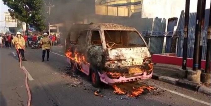 Angkot Terbakar di Jalan Siliwangi Semarang, Apa Penyebabnya?