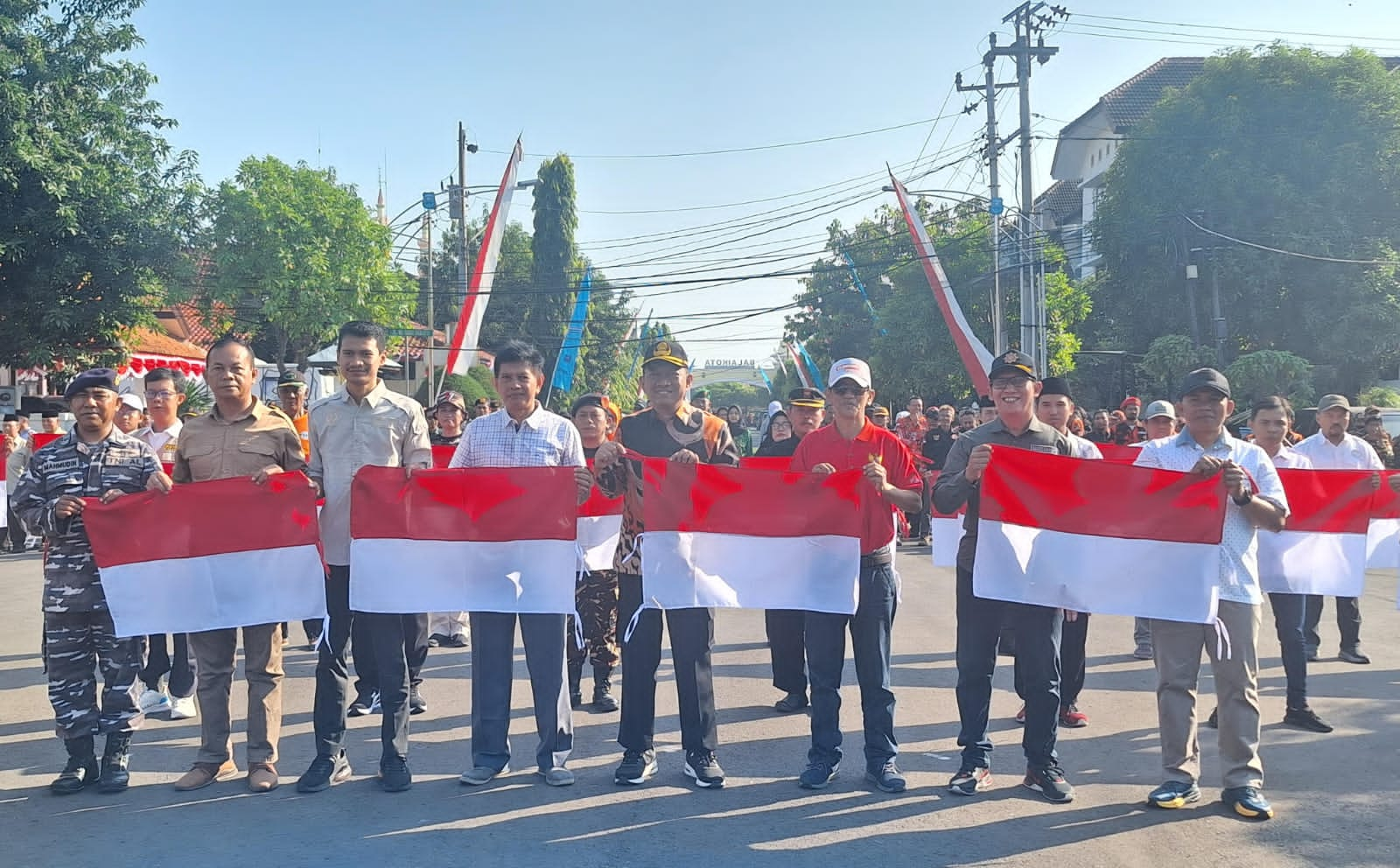 Peringati HUT ke-79 RI,  Pemerintah Kota Tegal Bagikan 3.000 Bendera Merah Putih