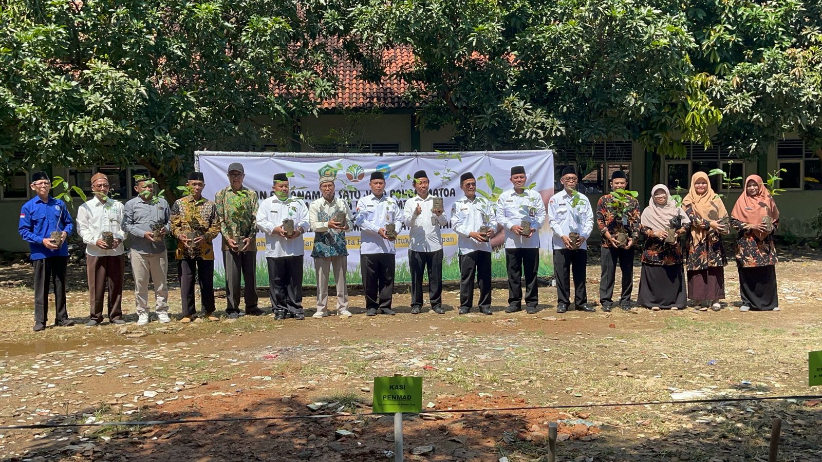 Hari Bumi, Kemenag Batang Tanam 1.000 Matoa di Berbagai Madrasah